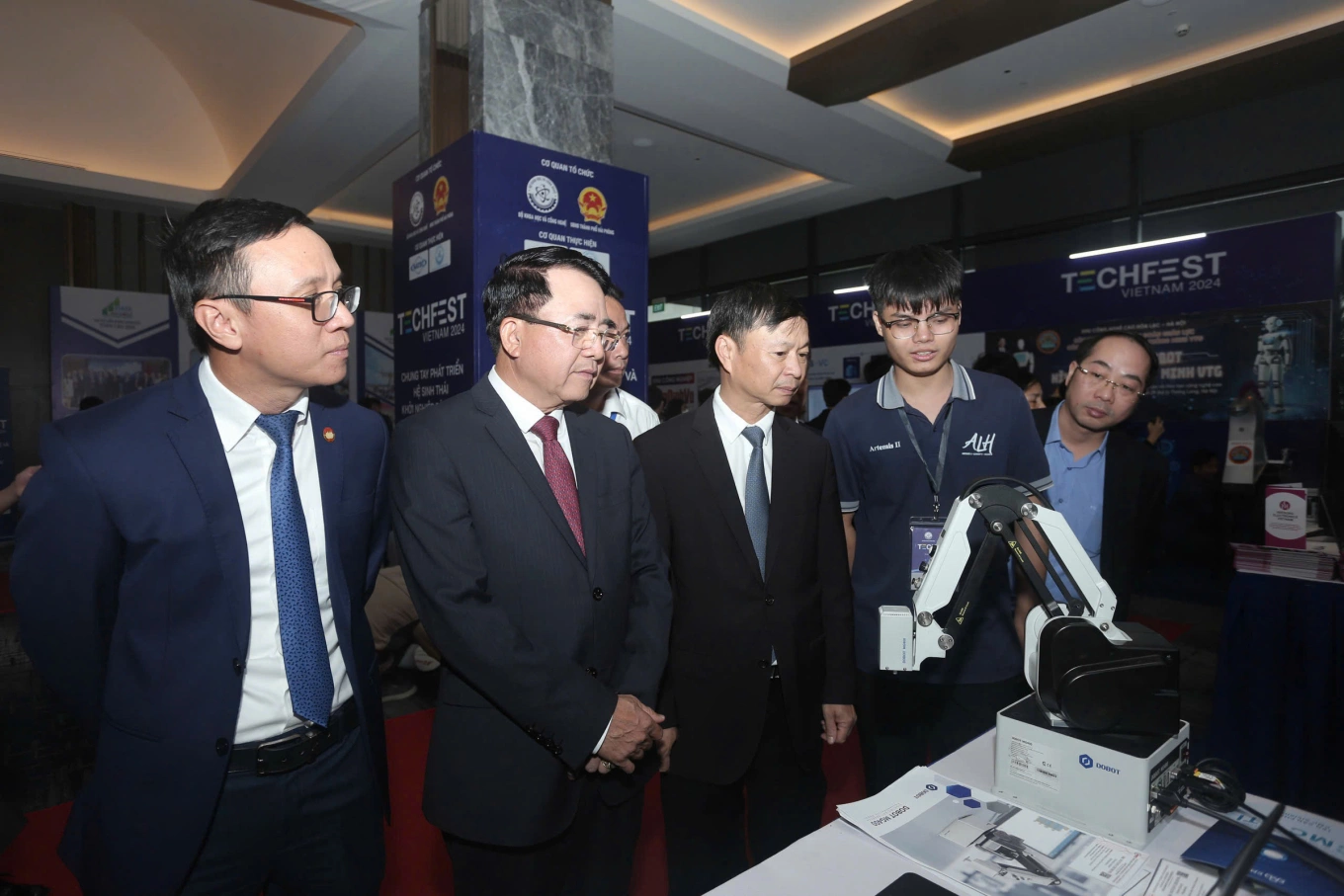 Lãnh đạo Bộ Khoa học và Công nghệ cùng các đại biểu tham quan gian hàng tại Ngày hội Khởi nghiệp đổi mới sáng tạo quốc gia (Techfest Vietnam) 2024 tổ chức tại Hải Phòng. Ảnh: Lê Tân