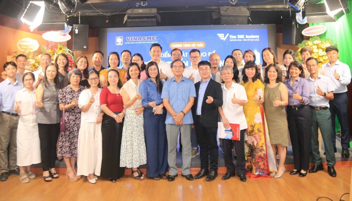Các đại biểu chụp ảnh lưu niệm tại chương trình.